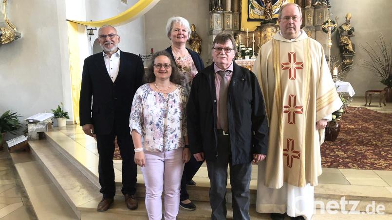 Dank sagte Pfarrer Markus Nees (rechts) Andrea Gebhard (Dritte von links) und Ewald Oppl (Vierter von links). Dem schlossen sich Pfarrgemeinderatssprecher Josef Stock und Bernadette Oppl (von links) an. Bild: wro
