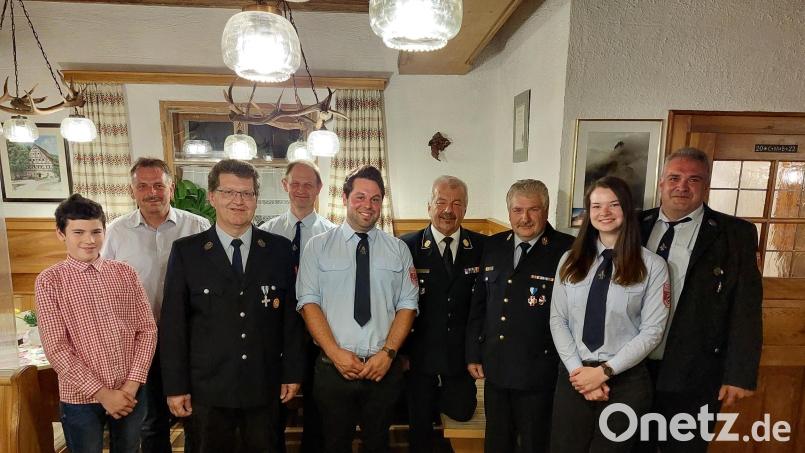 Die geehrten der Feuerwehr Hirschbach mit Kreisbrandrat Fredi Weiß, Kreisbrandinspektor Hans Sperber, Bürgermeister Hermann Mertel und Kommandant Reinhard Vogel. Jannik Regler - Wissenstest, Helmut Reif - 40 Jahre Feuerwehrdienst, Raimund Speigl (zum 50. Geburtstag) sowie Michael Höfler und Ramona Schwemmer (beide modulare Truppausbildung). Bild: lei