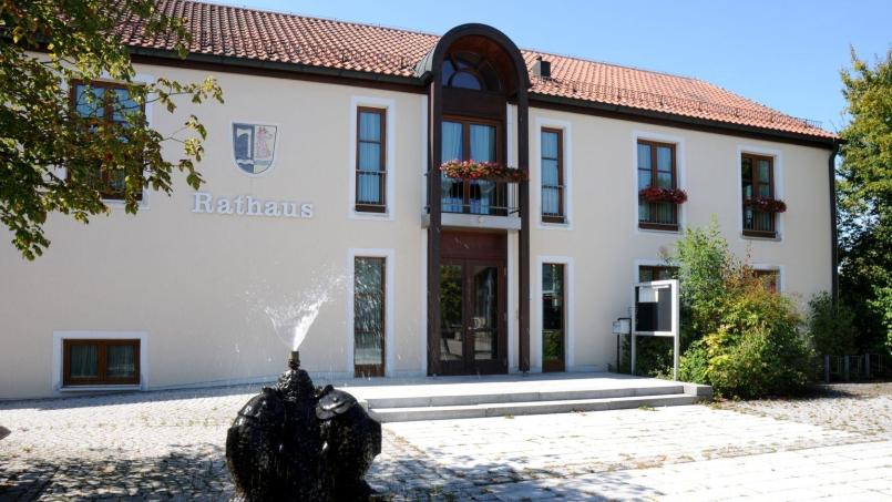 Das Rathaus der Gemeinde Fensterbach in Wolfring. Archivbild: Stephan Huber