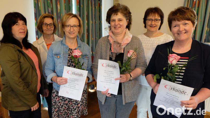 Langjährige Mitglieder des Frauenbunds erhalten Urkunden. Von links: Kerstin Sommermann, Helga Wittmann-Behr, Heidrun Lindner, Christa Alberti, Christa Riedel und Elisabeth Pröls. Bild: le