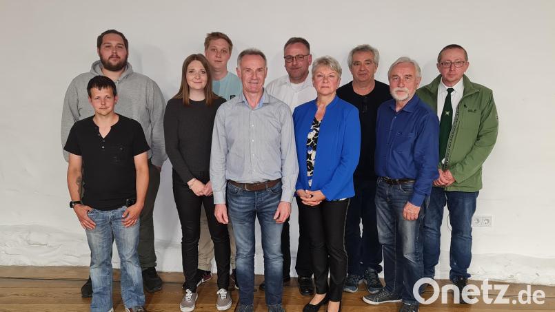 Johannes Kick (vorderer Reihe, 3. von links) ist neuer Erster Schützemeister der Basaltschützen Parkstein. Zweiter Schützenmeister ist Karl-Heinz Sauer (vordere Reihe, rechts). Bild: bey