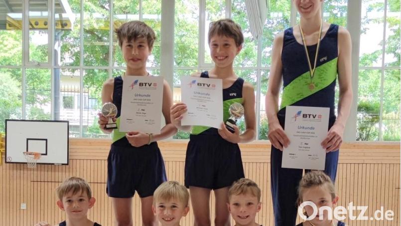 Über ihre Leistungen freuen sich die Turner der TSG-Aktiv Ebnath bei den Gaueinzelmeisterschaften in Amberg. Auf dem Bild (vorne, von links) Moritz Welscher, Lukas Pöllath, Joris Postner und Anton Brunner sowie (hinten, von links) Moritz Hage, Michael Hage und Tom Unglaub. Bild: soj