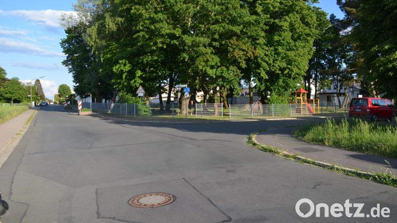 Im Bereich Goethe- und Ludwig-Thoma-Straße ist 30 km/h vorgeschrieben, doch viele halten sich nicht daran und gefährden auch Kinder auf dem Spielplatz Bild: ak