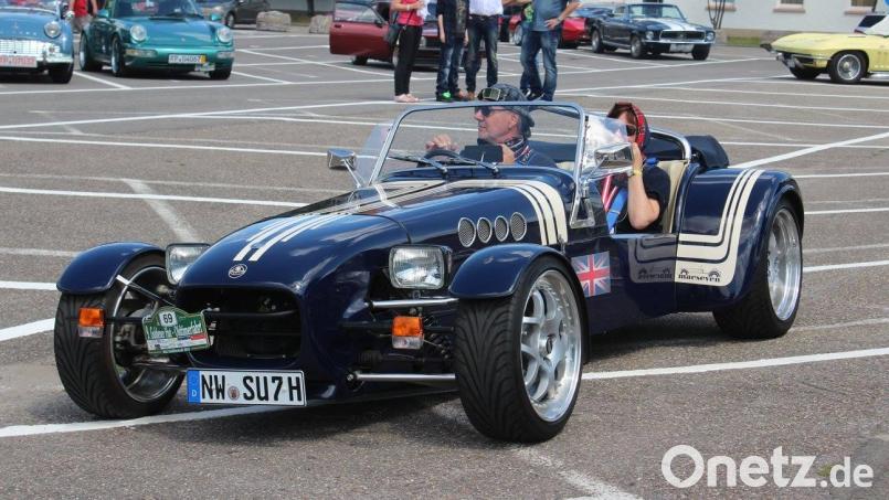 Natürlich rechtsgesteuert. Oswald Mutschler als Organisator führt die Roadster bei der Rundfahrt an. Bild: fz