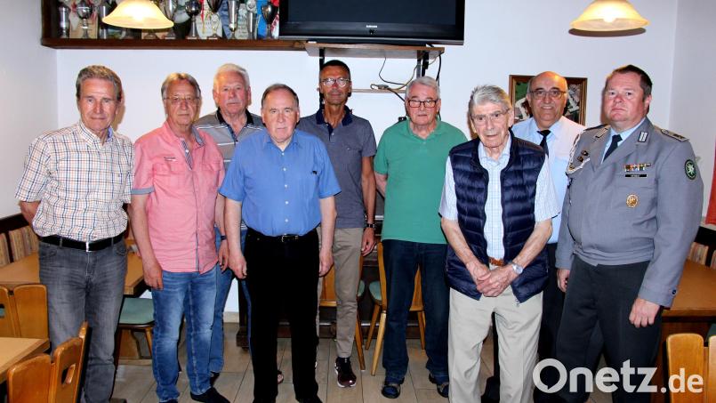 Die neugewählte Vorstandschaft von links: Georg Marx (Revisor), 2. Vorsitzender Manfred Titze, Beisitzer Felix Fohler, Bezirks-und Kreisvorsitzender Horst Embacher, Bürgermeister Peter Achatzi, Kassier Erich Neumüller, Beisitzer Helmut Bär, 1. Vorsitzender Werner Übelacker und Stabsfeldwebel d.R. Oliver Herbst, Vorsitzender der Reservistenkameradschaft Holnstein. Bild: ds