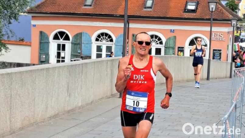 Passend: Jürgen Steiner auf der Steinernen Brücke am Sonntag beim Regensburg Marathon Bild: Frank Burger/exb