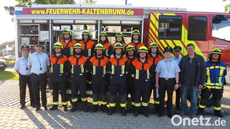 Teamfähigkeit und Einsatzbereitschaft stellten 13 junge Aktive unter Beweis. Ihnen gratulierte auch Bürgermeistervertreter Thomas Schönberger (2.von rechts). Bild: bk