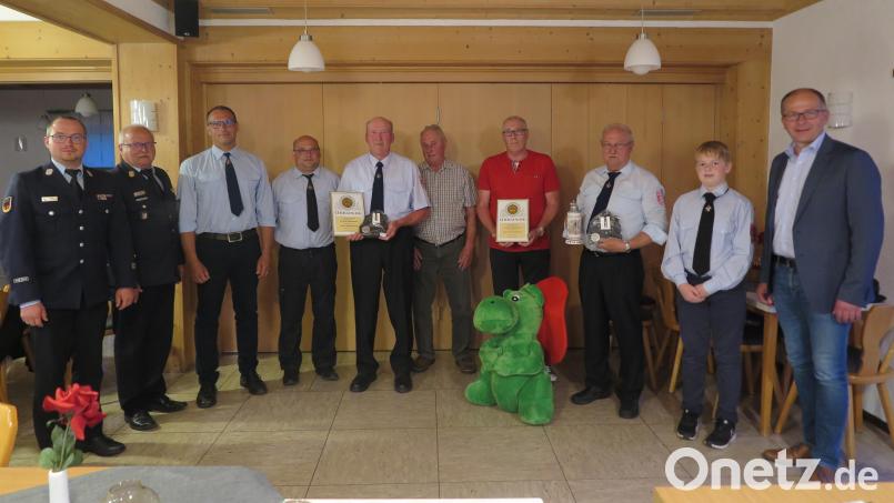 Bürgermeister Roman Schäffler (rechts), Kreisbrandmeister Florian Braunreuther, Kreisbrandinspektor Otto Braunreuther, Vorsitzender Peter Hautmann und Kommandant Markus Nickl und dankten Norbert Busch, Wolfgang Reger, Helmut Pscherer und Erich Busch (von links) für ihre Treue und ihren langjährigen aktiven Dienst. Mit Feuerdrache Grisu hießen sie Neuzugang Thomas Müller (Zweiter von rechts) willkommen. Bild: jzk