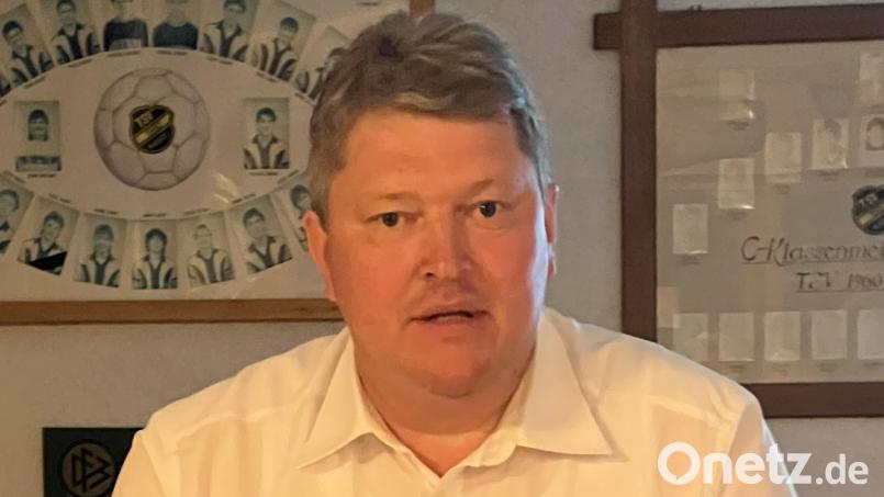 Kreisvorsitzender Bernhard Schmidt erörterte Themen der Kreispolitik. Bild: Freie Wähler Kastl/exb
