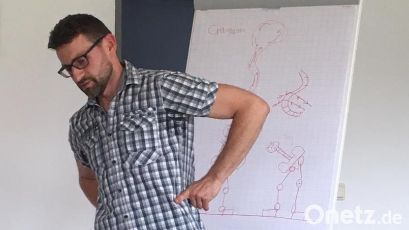 Sebastian Müller erklärt beim NEUN2727-Vortrag in Waldthurn, wie Geist und Körper verbunden sind. Bild: fvo