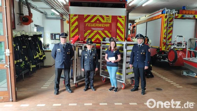 Vorsitzender Josef Kres (Zweiter von links) übergibt Kommandant Johannes Kres und dessen Stellvertreter Christoph Ammer die neuen Rollcontainer als Spende des Feuerwehrvereins. Daniela Lehner, Leiterin der Kinderfeuerwehr, freut sich über 250 Euro, die für die Jugendarbeit verwendet wird. Bild: bey