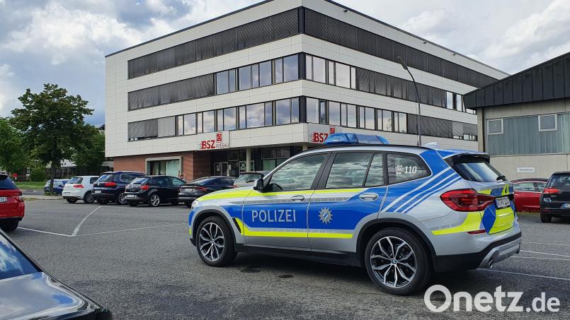 Vor zwei Wochen standen viel mehr Polizeiautos vor der Berufsschule Wiesau. Bei der Nachbesprechung des Großeinsatzes am Montag war es nur noch ein Polizeiwagen. Bild: kaz