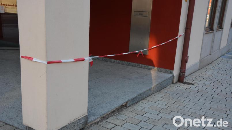 Vom Johannisplatz her ist der Zugang zur Sparkasse mit einem etwas „lausigen“ Absperrband gesperrt, weil die Stufe repariert wird. „Die sollen jetzt endlich in die Gänge kommen“, forderte 2. Bürgermeister Karlheinz Hoyer, damit dieses Band wieder weg kommt. Bild: jr