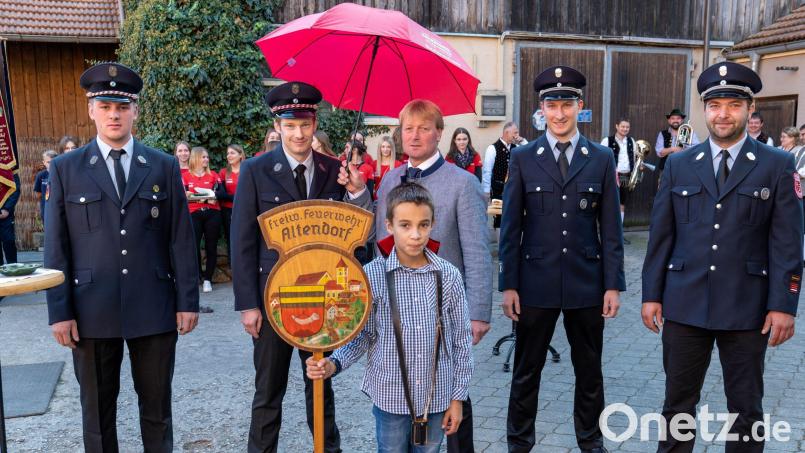 Die Vorstandschaft mit Schirmherren
v.l. Max Dirschwigl, Stefan Prey, Markus Schiesl, Stefan Baumer, Andreas Pamler und Daferlbub Felix Maierhofer Bild: Johann Baumer