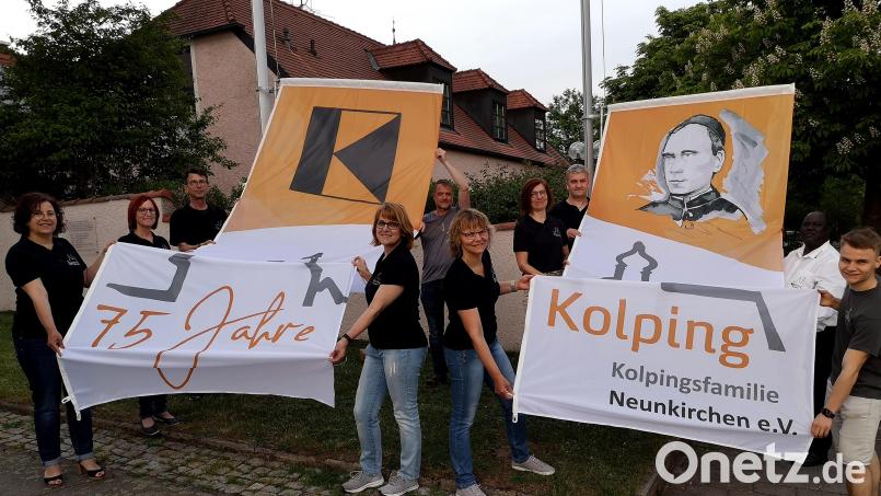 Auf dem Bild sind die Vorstandschaft (Vorsitzende Petra Teichner, vierte von links und Vorsitzender Roland Hoffmann, dritter von rechts) ,Pfarrvikar Robert Amandu (zweiter von rechts) sowie der Vorsitzende der Kolpingjugend (Moritz Egeter, rechts) zu sehen-mit Mitgliedern. Bild: R. Kreuzer
