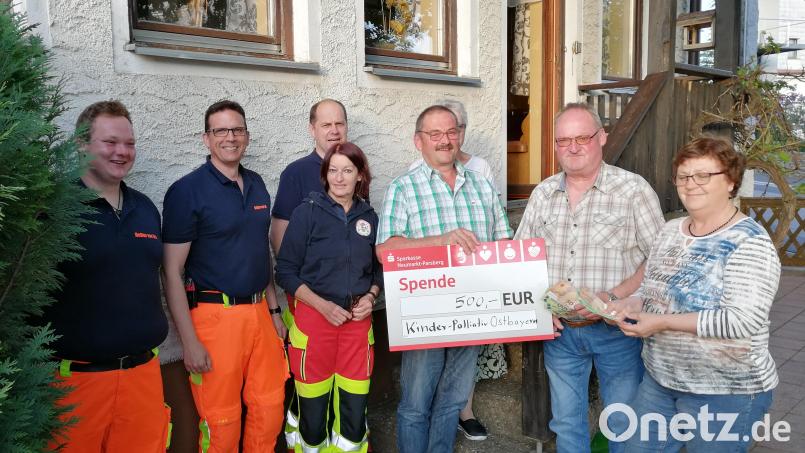 Je 500 € erhalten die Helfer vor Ort, die First Responder, die Kinderpalliativ Ostbayern und die Kinderkrebshilfe (nicht im Bild), von links: Matthias Elterlein, Thomas Renner, Barbara Christophel, Andreas Aigner, Josef Graf, Josef Elterlein und Ernestine Moosburger Bild: dir