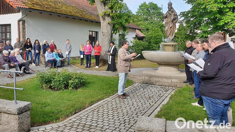 Eine passende Kulisse bot der Marienbrunnen zur letzten feierlichen Maiandacht der Pfarrei Maria Immaculata. Pfarrer Joseph (mitte) freute besonders die Gestaltung der Andacht durch die Kolpingsfamilie Friedenfels sowie das Mitwirken des Männergesangvereins „Frohsinns“ (rechts). Bild: bsc