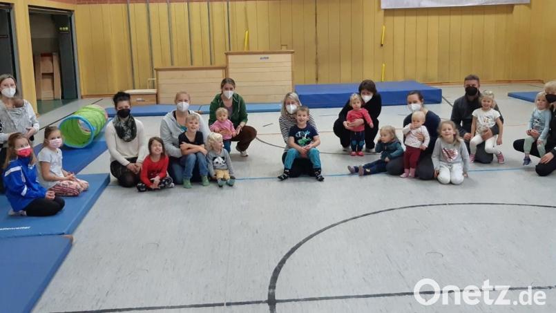 Beim Start des Eltern-Kind-Turnens der TSG-Aktiv waren schon viele interessierte kleine und große Sportler in der Schulturnhalle dabei. Bild: soj