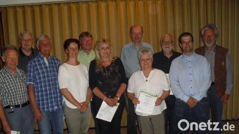 Treue Mitglieder stehen im Mittelpunkt bei der Versammlung der Siedlergemeinschaft Neustadt/WN. Die Vorsitzenden Arthur Weber (Rechts), der selbst zu den Geehrten zählt, und Lothar Trauner (Fünfter von links) zeichnen (von links) Johannes Greiner, Horst Muche, Josef Puckl, Petra Tuner, Gerhard Schmutzer, Gabi Bergler und Reinhold Zapf aus. Alexander Beer (Zweiter von rechts) stellte sich bei den Siedlern als neuer Bezirkskaminkehrmeister vor. Bild: dip