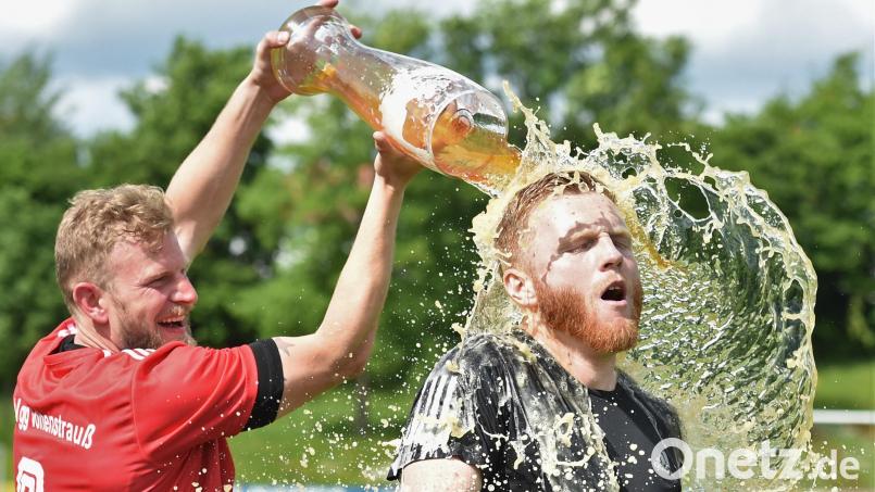 Der Vohenstraußer Nichola Neidhardt (links) absolvierte gegen die SpVgg Schirmitz sein letztes Spiel. Nach dem sicheren Klassenerhalt verpasste er seinem Trainer Martin Schuster eine Bierdusche. Bild: Büttner
