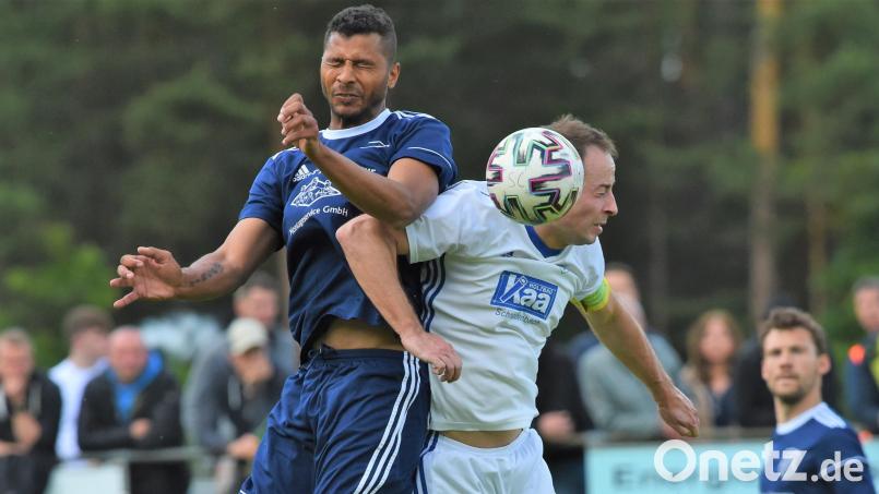 Augen zu und durch: Die SpVgg Schirmitz (links Michael Wells) will am Mittwoch gegen den SV 08 Auerbach auch die zweite Relegationshürde nehmen. Bild: A. Schwarzmeier