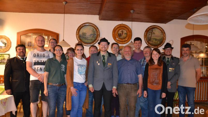 Mit dieser neu gewählten Führungsspitze um Schützenmeister Jonas Weiß (vorne, Mitte) geht es beim Schützenverein St. Georg in die Zukunft. Dazu gratulieren zweiter Gauschützenmeister Josef Bäumler (links) und zweiter Bürgermeister Bernhard Rom Gauschützen (rechts). Bild: gi