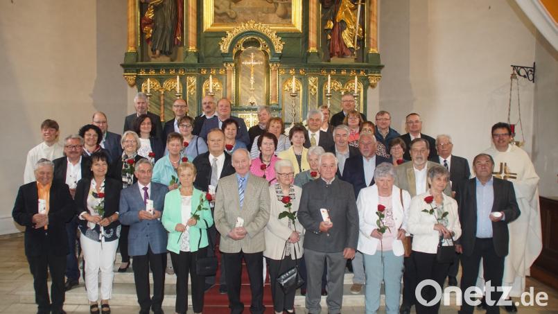 In der Pfarrkirche St. Wenzeslaus feierten die Eheleute mit Pfarrer Wolfgang Dietz (rechts) und Gemeindereferent Christian Glaser (links) den Festgottesdienst zu ihrem Ehejubiläum. Bild: mmj