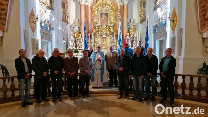 Vor dem Altar dankte Präfekt Michael Koller den MMC-Funktionsträgern, anwesenden Sodalen und Bannerträgern für Ihr Kommen und Pater Seraphin (Mitte) mit dem Friedenslicht für die würdevolle Gestaltung der Andacht. Bild: Koller/exb
