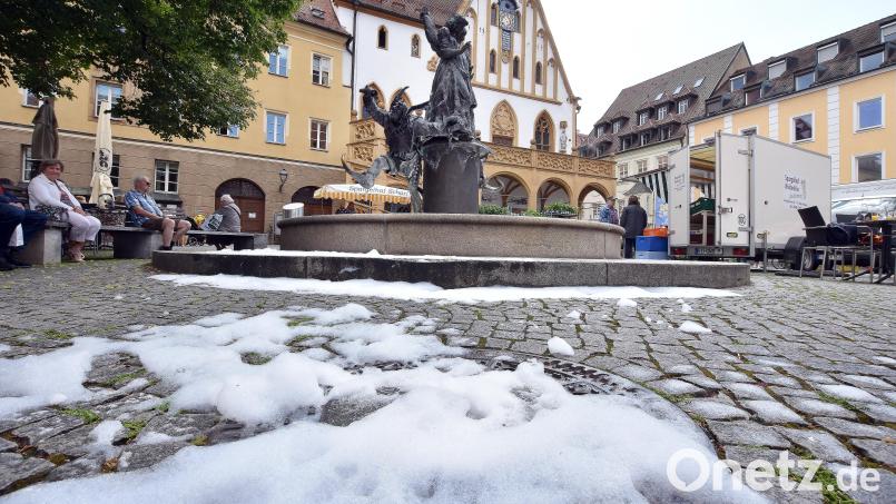Aus dem Hochzeitsbrunnen am Amberger Marktplatz quollen am Mittwochvormittag Schaumwolken. Bild: Stephan Huber