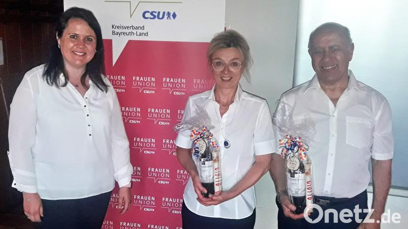 Vorsitzende Melanie Herrmann dankte den Referenten Christine Berek und Georg Schöner (von links) mit jeweils einem kleinen Präsent. Bild: hai