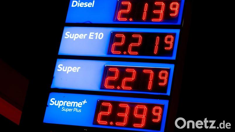 Die Steuerbelastung auf Kraftstoffe sinkt ab Mittwoch bis Ende August um 35,2 Cent pro Liter bei Superbenzin und um 16,7 Cent pro Liter bei Diesel. Bild: Hauke-Christian Dittrich/dpa