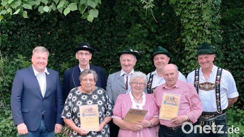 Die Kastler Trachtler haben langjährige Mitglieder geehrt: Gerlinde Hiller, Theresia und Leonhard Bleisteiner (vorne von links), Bürgermeister Stefan Braun, die Gauverband-Vertreter Eckehard Papenfuß und Willi Sossau, Vorsitzender Wolfgang Pöllath und sein Stellvertreter Georg Kurzendorfer (hinten von links). Bild: jp