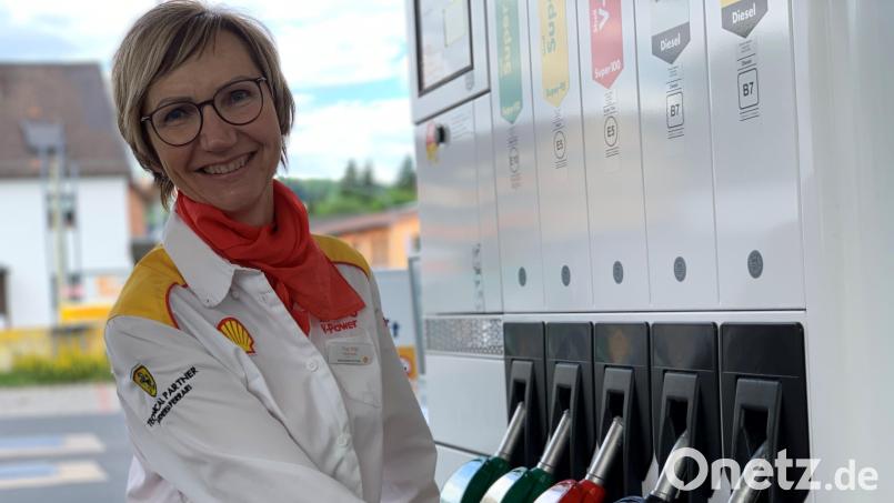 Tankstellenpächterin Claudia Wild aus Amberg kennt die zahlreichen Diskussionen um die Spritpreise. Sie stellt klar: Nicht die Pächter würden die Preise festlegen, sondern die Konzerne. &quot;Mir ist es auch lieber, wenn der Sprit billiger ist, dann sind die Kunden zufriedener.&quot; Bild: roa