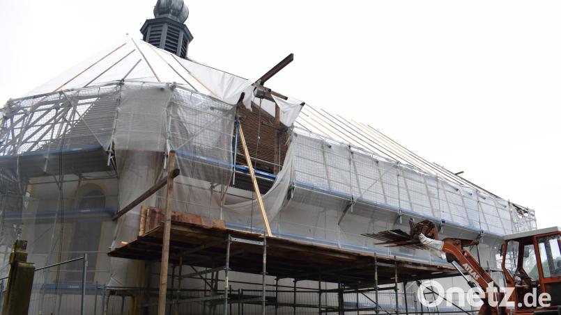 Die der Dachstuhl und die Eindeckung der Friedhofskirche St. Johannis müssen erneuert werden. Die Stadt gewährt der Kirchenstiftung einen Zuschuss zur Maßnahme in Höhe von 53.400 Euro. Bild: szl
