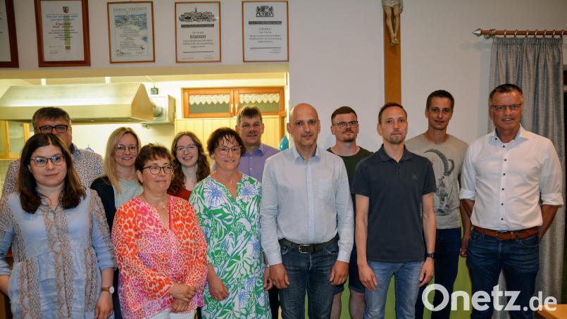 Der Vorstand des BBV-Ortsverbands Ehenfeld mit Ortsbäuerin Brigitte Gnan (Sechste von links), Kreisobmann Peter Beer (Siebter von links), Ortssprecher Matthias Dotzler (Fünfter von links) und Bürgermeister Hermann Falk (rechts). Bild: fdl
