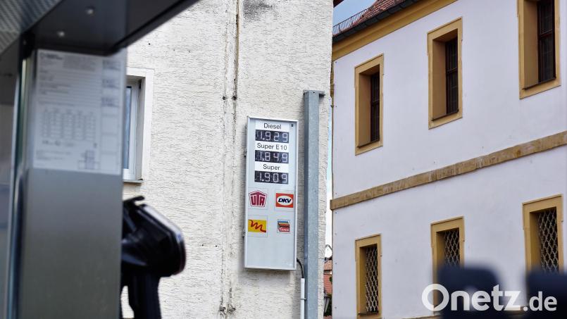 Die Spritpreise lagen am Mittwoch wieder deutlich unter zwei Euro – wie hier an der Tankstelle in Ensdorf (Landkreis Amberg-Sulzbach). Bild: jut