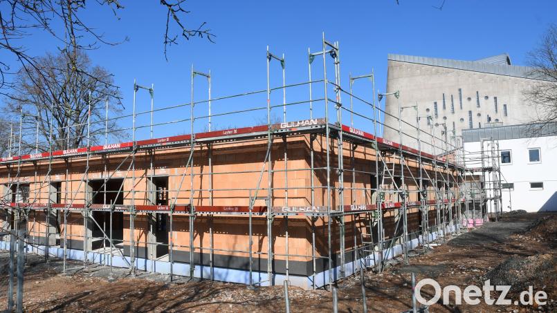 Der Neubau der Kinderkrippe Pirk geht voran. Im Gemeinderat wird das Gewerk der Landschaftsarbeiten an die Schirmitzer Firma Schmidt vergeben. Archivbild: Gabi Schönberger