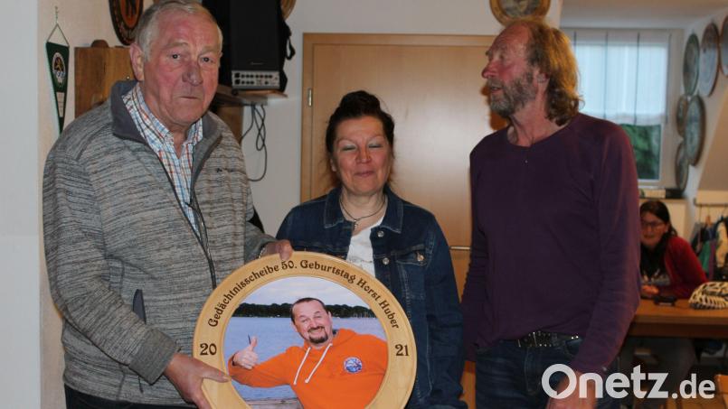 Ehrenschützenmeister Erwin Schötz (links) nahm die Gedächtnisscheibe von Dagmar Huber entgegen. Rechts Sportleiter: Ernst Kölbel. Bild: sis