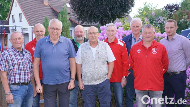 Zum 75. Geburtstag von Franz Kick (Dritter von links) gratulieren viele Freunde, Nachbarn und Vereine sowie Schiedsrichterobmann Willibald Hirsch (links) aus Floß und sein Weidener Stellvertreter und Neubayernliga-Schiri Andreas Stolorz (rechts) von der Schiedsrichtergemeinschaft Weiden. Bild: fvo