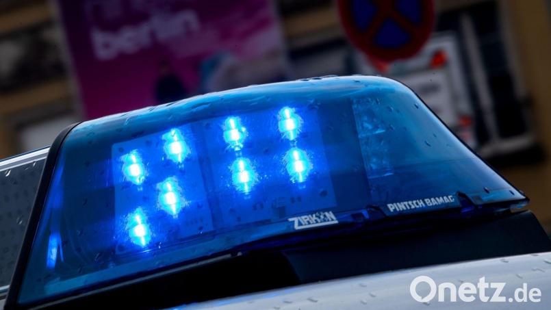 Ein Blaulicht leuchtet auf dem Dach eines Streifenwagens der Polizei. Bild: Monika Skolimowska/dpa-Zentralbild/dpa/Symbolbild
