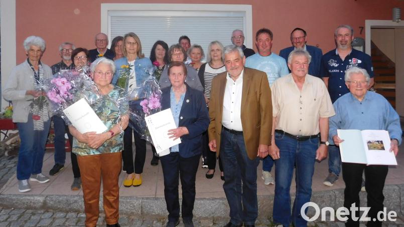 Sie sind der ganze Stolz des Vereins. Für 50 Jahre Mitgliedschaft, darunter fünf Gründungsmitglieder, und 25 Jahre Zugehörigkeit zeichneten Vorsitzender Norbert Veigl, Zweiter Bürgermeister Rudi Heier (Vierter und Dritter von rechts) sowie Kreisvorsitzender Günter Dörfler (Siebter von rechts) zahlreiche Mitglieder aus. Heimatforscher Werner Veigl (rechts) hat anlässlich des 50-jährigen Bestehens eine Chronik des Gartenbauvereins verfasst. Bild: hai