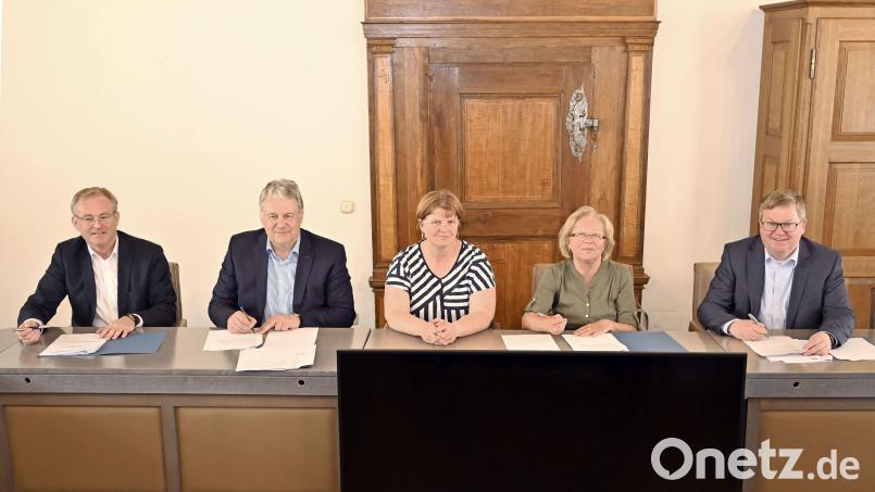 Manfred Tröppl, Richard Reisinger, Andrea Graf, Marianne Gutwein und Michael Cerny (v.l.n.r.) bei der Unterzeichnung des Vertrags zum Frauenhaus. Bild: Susanne Schwab, Stadt Amberg/exb