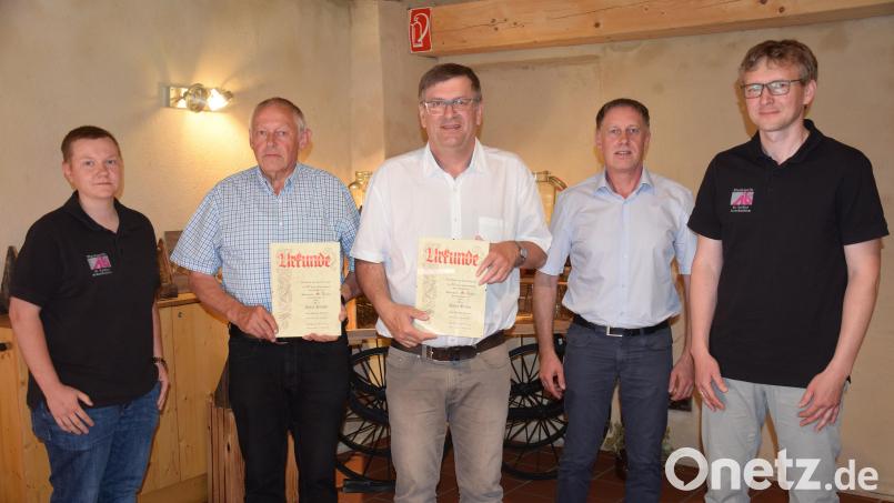 Peter Preußl (Zweiter von rechts) und Bürgermeister Peter Braun (Mitte) wurden für langjährige Treue zur Blaskapelle ausgezeichnet. Ihnen gratulierten (von rechts) 2. Vorsitzender Alexander Böhm und 3. Bürgermeister Mathias Huger sowie 3. Vorsitzender Andreas Preußl (links). Bild: bö