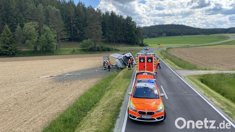 Auf der Kreisstraße 1, rund 100 Meter nach der Abzweigung nach Höfling, kippte ein Sattelzug um. Die Ladung verteilte sich im Feld. Bild: Polizeiinspektion Amberg