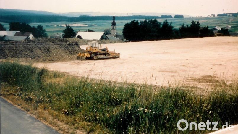 Das Bild zeigt den Bau des neuen Sportgeländes des SC Mähring, das St.-Anna-Stadion, im Jahr 1973/74. Der Spielbetrieb lief derweil auf dem Fußballplatz am Tiegelweg. Bild: Archiv SC Mähring/exb