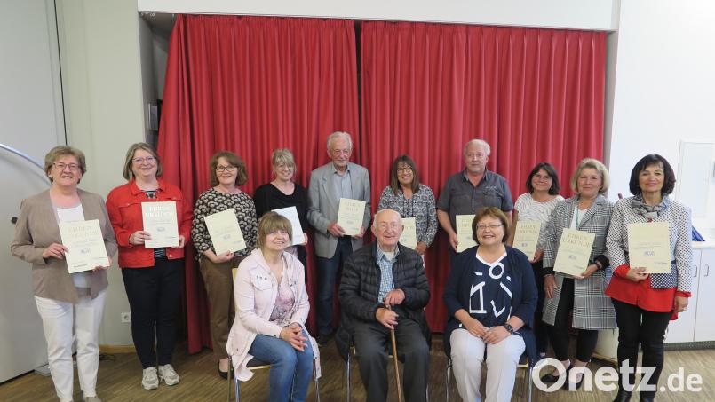 Elisabeth Gaßler (rechts sitzend) und Martina Thöns dankten Werner Dollhopf (sitzend von links), Gertraud Kappl, Gisela Kastner, Anita Haberkorn, Carola Krausch, August Schmidt, Birgitta Hösl, Wolfgang Schraml, Elke Aniol, Beate Koch und Lucia Etterer (hinten von links) für ihre Treue zum BLLV. Bild: jzk