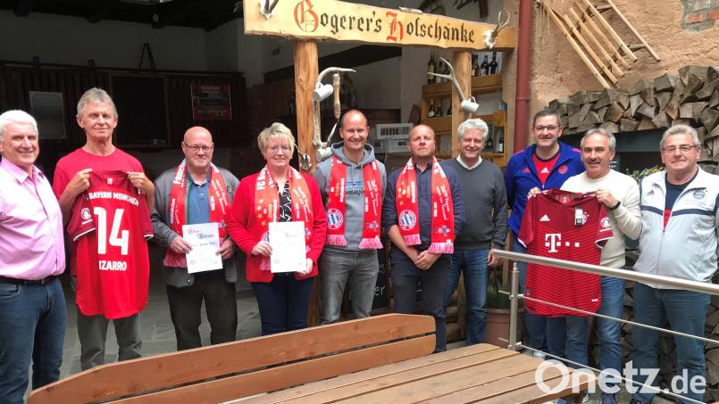 Schal und Urkunde überreicht der Vorsitzende Gerhard Stadler (links) Mitgliedern des Bayern-Fanclubs für 25 Jahre Mitgliedschaft. Lob kam von Bürgermeister Robert Lindner (Vierter von rechts). Bild: Eichl