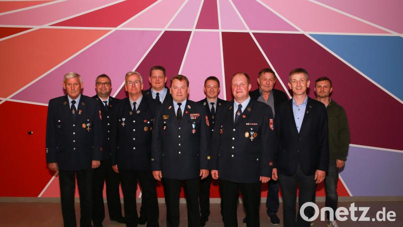 Der neu gewählte Vorstand der Feuerwehr Ursensollen, an der Spitze stehen Markus Dehling (Vierter von rechts) als Vorsitzender und Alexander Graf (Fünfter von links) als sein Stellvertreter. Bild: egl
