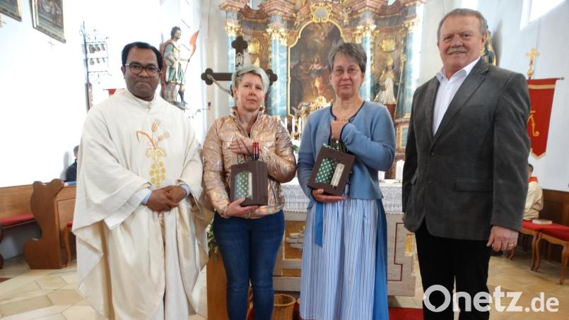 Pfarrer Robin Xavier (links) und Pfarrgemeinderatssprecher Werner Prechtl verabschiedeten Martina Apfelbacher (Zweite von links) und Monika Krieger. Bild: ct