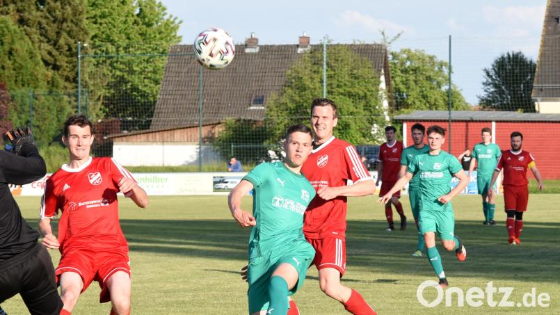 Robin Lache (Mitte) vom FC Weiden-Ost II vergibt eine große Chance. Die Thanhausener Fabian Frank (links) und Andreas Friedl kommen zu spät. Bild: Gebert